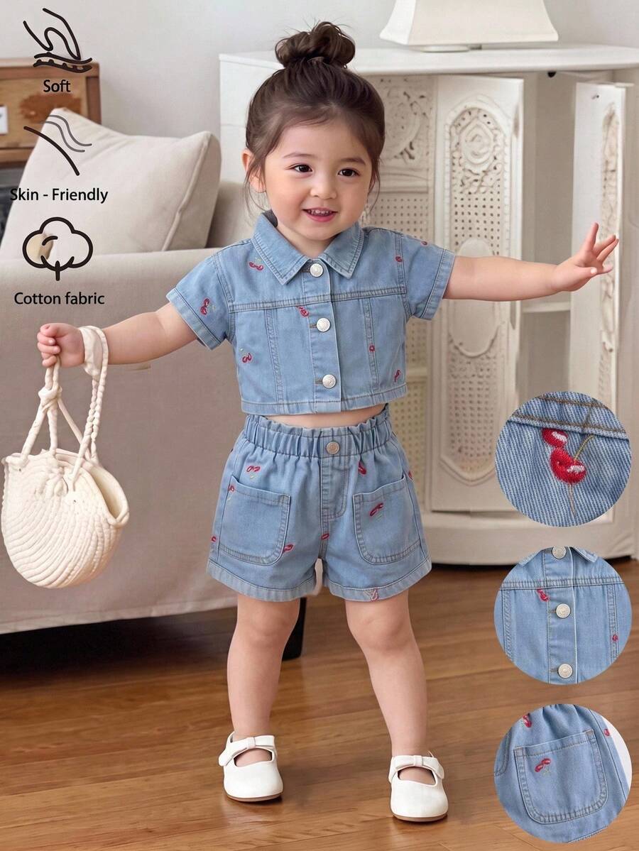 SHEIN Vintaside Kids 女嬰牛仔短袖夾克與短褲兩件套，夏季新品，休閒可愛女孩風，淺藍牛仔色，櫻桃刺繡，鬆緊腰寬鬆版型，柔軟棉質牛仔面料，適合女嬰節慶、日常、海灘、週末、早午餐、約會穿搭