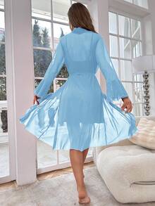 SHEIN طقم ملابس نوم نسائي كاجوال يومي للمنزل مكون من فستان بحمالات رفيعة مزين بالدانتيل وفيونكة مع كارديجان - أزرق فاتح اللون - مشاهدة 6