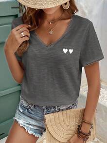 SHEIN Frenchy 愛心刺繡對比蕾絲飾邊V領T恤 - 深灰色 - 查看 6