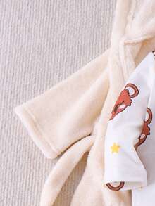 SHEIN 新生兒考拉 3 件套穿著組合，3D 熊耳法蘭絨連帽長袍、星星長袖上衣與配套長褲，嬰兒套裝 白色、棕色與黃色 秋季款 - 杏色 - 查看 3
