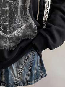 SHEIN EZwear 哥德風數位印花休閒寬鬆中長版圓領落肩女款衛衣，送給朋友的禮物，簡約印花圖案圓領長袖寬鬆加厚女款衛衣 - 黑色 - 查看 4