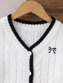 SHEIN Vintaside Kids 1件女童開襟毛衣，簡約百搭V領，麻花編織黑白對比色，蝴蝶結刺繡圖案，學院風，適中厚度，整齊下擺，緊口袖口，耐穿耐磨，適合日常穿著、上學、外出、居家，秋冬款 - 白色 - 查看 6