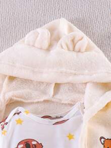 SHEIN 新生兒考拉 3 件套穿著組合，3D 熊耳法蘭絨連帽長袍、星星長袖上衣與配套長褲，嬰兒套裝 白色、棕色與黃色 秋季款 - 杏色 - 查看 4