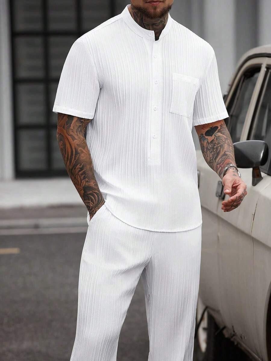 Manfinity CasualCool 男士全白夏季休閒城市度假兩件套,純色短袖胸袋襯衫與斜口袋長褲套裝,老錢風度假正裝 - 白色 - 查看 1