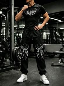 GymBeat 男士哥德風印花插肩袖短袖T恤與長褲運動套裝 - 黑色 - 查看 3