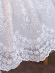 SHEIN Glamorique Kids 女嬰白色緞面刺繡蕾絲短袖洋裝，附可拆式蝴蝶結與蓬蓬裙設計，適合周歲生日派對、生日派對、婚禮花童、晚宴、高端親子活動、家庭聚會、親子拍照、畢業舞會等重要場合，可愛嬰兒公主裙，適合夏季日常與度假穿著 - 白色 - 查看 7