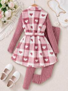 Conjunto de 3 Peças Rosa para Meninas, Camada Interna com Camiseta de Manga Longa e Calça em Malha Grossa Escovada da Mesma Cor, Camada Externa com Colete Grosso de Fleece Sem Gola. O Colete é Coberto com Padrão Xadrez de Coração Rosa e Branco, Acompanha Gravata do Mesmo Tecido, Design de Lapela Grande é Macio, Esquema de Cores Rosa Doce com Padrão de Coração, Adequado para Uso no Inverno, Quente e Confortável - Rosa chiclete - Visão 3