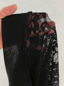 Whyspr 大尺碼休閒性感不對稱領口露背對比蕾絲T恤上衣 - 黑色 - 查看 9