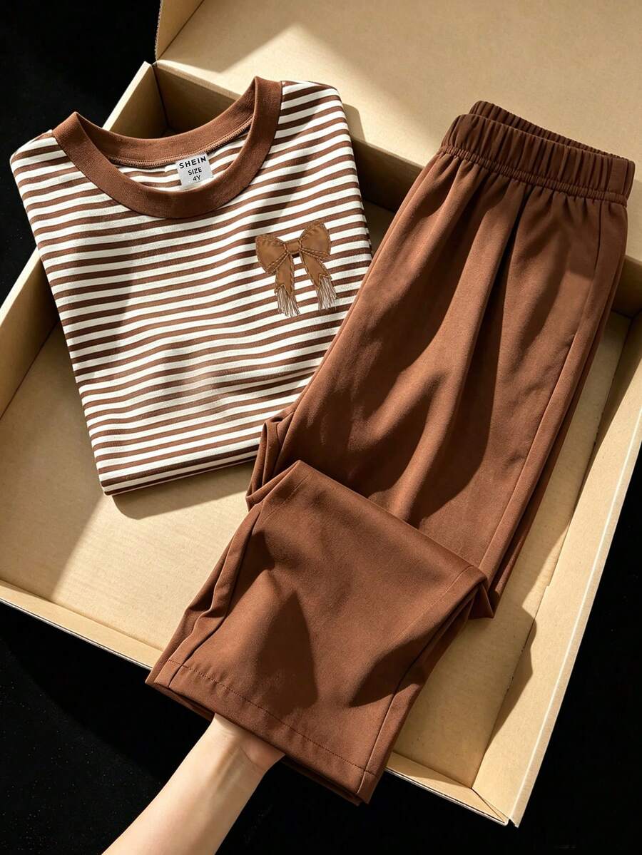 SHEIN Elladie kids 2件組女童基礎休閒寬鬆純色套裝，馬印花、不對稱下擺、側面抓皺設計，圓領短袖T恤搭配黃色條紋紋理布料直筒長褲套裝，適合日常/外出等多種場合，春/夏/四季皆宜，幼童女童套裝，兒童日常舒適夏季穿搭，女童套裝