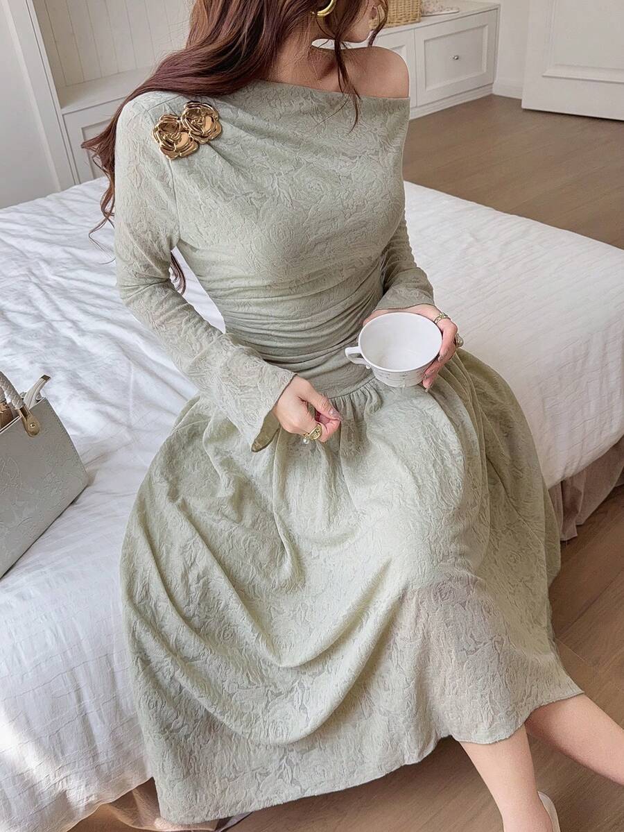Feyla Vestido midi elegante de manga larga con hombro asimétrico y decoración floral 3D de metal para mujer - Verde - Ver 1