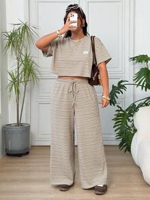 SHEIN EZwear 大尺碼女款棕色條紋短袖襯衫與彈性腰長褲套裝，休閒日常穿著，正式度假、返校、旅行夏季款 - 彩色 - 查看 3