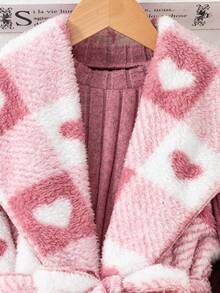 Conjunto de 3 Peças Rosa para Meninas, Camada Interna com Camiseta de Manga Longa e Calça em Malha Grossa Escovada da Mesma Cor, Camada Externa com Colete Grosso de Fleece Sem Gola. O Colete é Coberto com Padrão Xadrez de Coração Rosa e Branco, Acompanha Gravata do Mesmo Tecido, Design de Lapela Grande é Macio, Esquema de Cores Rosa Doce com Padrão de Coração, Adequado para Uso no Inverno, Quente e Confortável - Rosa chiclete - Visão 7