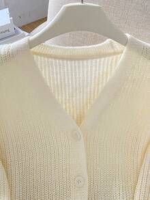 SHEIN Vintaside Kids 1件女童針織開襟衫，時尚簡約百搭V領米色，休閒寬鬆，適中厚度，整齊下擺，緊口袖口，柔軟親膚，適合日常穿著、上學、出遊、戶外活動，秋冬穿搭 - 米色 - 查看 4