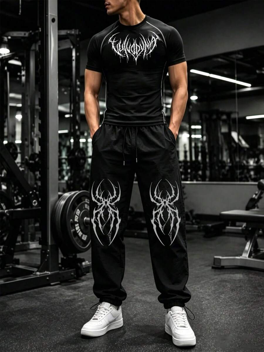 GymBeat 男士哥德風印花插肩袖短袖T恤與長褲運動套裝 - 黑色 - 查看 1