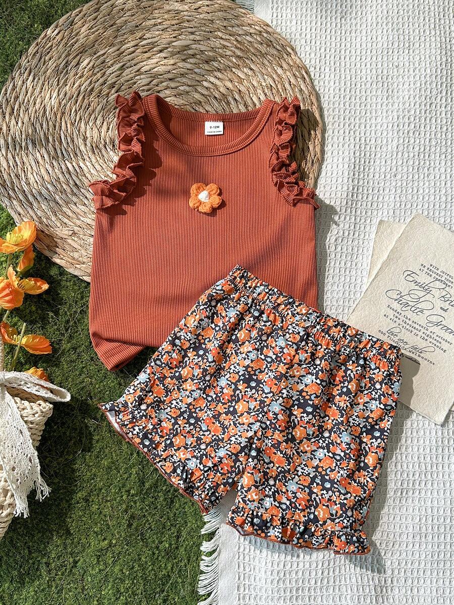 SHEIN Vintaside Kids 女童夏季焦糖色荷葉邊無袖背心上衣套裝,嬰兒3D花朵螺紋上衣 + 花卉荷葉邊下擺短褲 2件組 - 咖啡棕 - 查看 1
