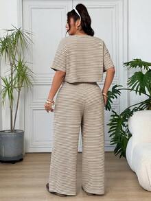 SHEIN EZwear 大尺碼女款棕色條紋短袖襯衫與彈性腰長褲套裝，休閒日常穿著，正式度假、返校、旅行夏季款 - 彩色 - 查看 7