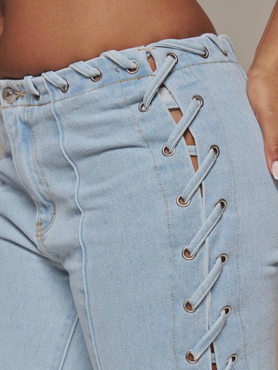 Jeans acampanados ajustados de mezclilla lavado claro con detalle de ojales y cordones, estilo sexy Y2K para primavera, verano, festival, vacaciones e Ibiza