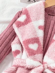 Conjunto de 3 Peças Rosa para Meninas, Camada Interna com Camiseta de Manga Longa e Calça em Malha Grossa Escovada da Mesma Cor, Camada Externa com Colete Grosso de Fleece Sem Gola. O Colete é Coberto com Padrão Xadrez de Coração Rosa e Branco, Acompanha Gravata do Mesmo Tecido, Design de Lapela Grande é Macio, Esquema de Cores Rosa Doce com Padrão de Coração, Adequado para Uso no Inverno, Quente e Confortável - Rosa chiclete - Visão 8