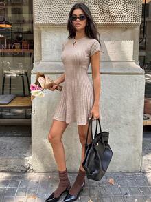 Aloruh 女款純色鏤空設計短袖休閒針織洋裝 - 卡其色 - 查看 6