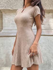 Aloruh 女款純色鏤空設計短袖休閒針織洋裝 - 卡其色 - 查看 7