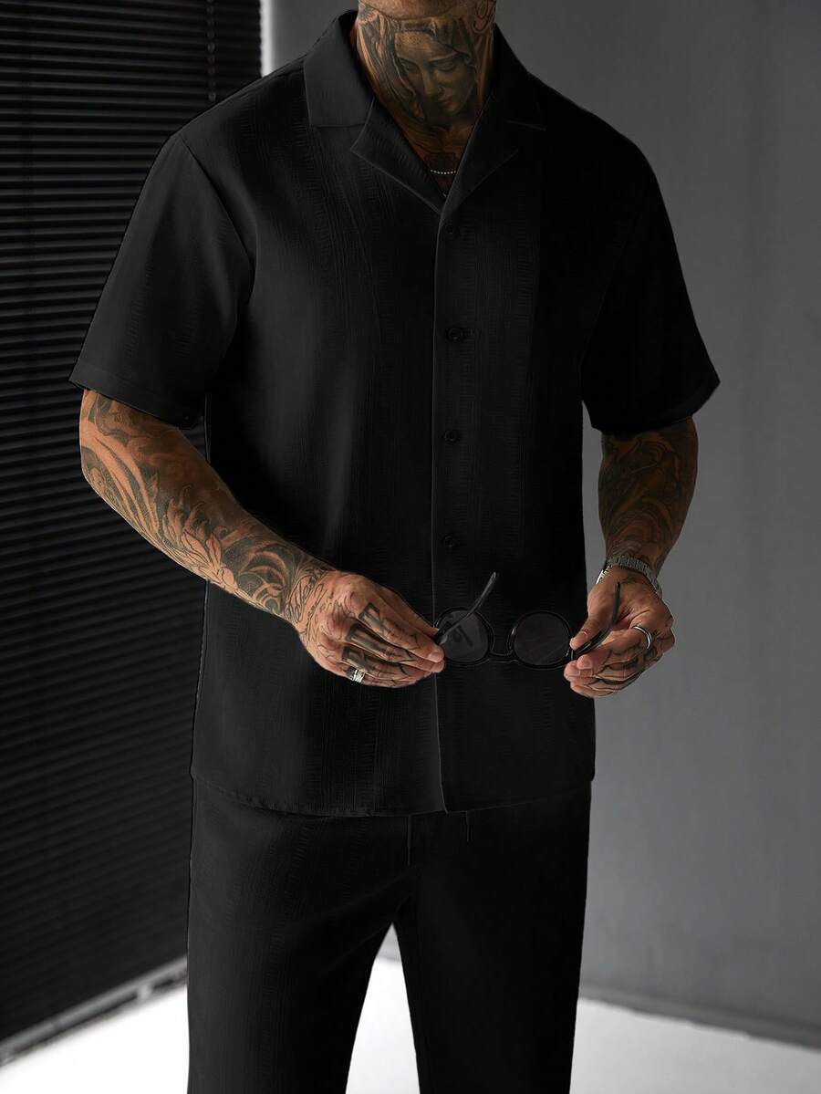 SLATEMANN 男士舒適純色提花克ريب面料短袖襯衫與抽繩鬆緊腰長褲套裝,休閒度假、朋友約會、雞尾酒會、沙龍、聚會、日常辦公、極簡商務,特別適合春秋季節,適合個人穿著或送禮給朋友 - 黑色 - 查看 1