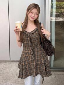 Bijouette 女款大尺碼棕色格紋細肩帶洋裝，優雅浪漫休閒極簡舒適，Zanying櫻花季末班車限量版，復古V領荷葉邊設計，收腰不對稱層次下擺，大尺碼棕色洋裝 - 棕色 - 查看 11