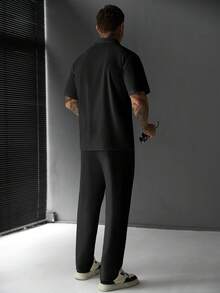 SLATEMANN 男士舒適純色提花克ريب面料短袖襯衫與抽繩鬆緊腰長褲套裝，休閒度假、朋友約會、雞尾酒會、沙龍、聚會、日常辦公、極簡商務，特別適合春秋季節，適合個人穿著或送禮給朋友 - 黑色 - 查看 2