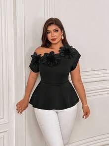 Femmeverse Áo thời trang nữ size lớn màu trơn, trang trí 3 bông hoa, thiết kế vai nhún - màu đen - Xem 3