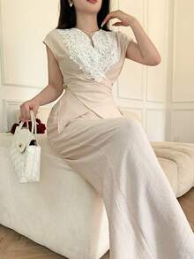 Celisse Conjunto elegante de 2 piezas para mujer con blusa de manga corta con cuello en V, patchwork de encaje bordado y lazo cruzado en los hombros & pantalones largos de pierna ancha - Albaricoque - Ver 1