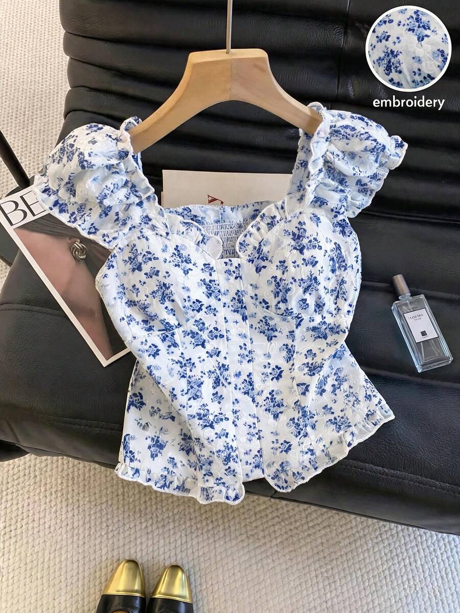 GlowEve 女款 2026 春夏新款碎花刺繡印花荷葉邊裝飾飄逸袖度假襯衫 白色與藍色花卉仙女風 - 藍白色 - 查看 1
