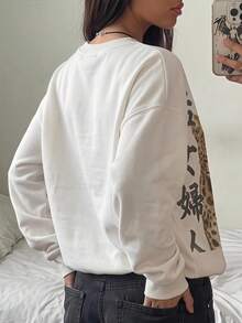 SHEIN EZwear 休閒極簡個性化東方豹紋圖案圓領長袖加厚寬鬆女款衛衣，適合秋季、大學、畢業季、秋季上衣，適用於日常通勤、聚會、秋冬/夏季、聖誕節、新年、感恩節、派對、婚禮、海灘、畢業典禮、優雅、外出、約會、通勤、情人節 - 白色 - 查看 5