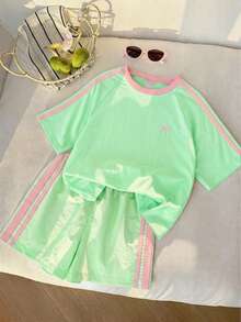 SHEIN 青少年女孩 T-Shirt 套裝，運動風，粉色與深綠色拼接短袖 T-Shirt 與短褲套裝，夏季寬鬆修身設計，輕量面料，適合日常穿著、休閒運動或穿搭 - 綠色 - 查看 5