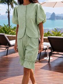 Nöista Bộ đồ hai mảnh kẻ sọc xanh lá cây gồm áo tay phồng cài cúc và quần short lửng xếp ly cùng màu. Hoàn hảo cho bữa sáng muộn, dã ngoại, kỳ nghỉ, thị trấn biển, đi chơi cuối tuần, du lịch, ăn trưa thoải mái, tiệc vườn, phong cách boho, lễ hội, mùa hè, tiệc bể bơi. - màu xanh lá - Xem 8