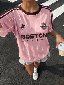 復古休閒極簡淡粉色圓領短袖寬鬆青少年女孩休閒圖案T恤，適合夏季，搭配對比棕色領口與條紋袖子。馬匹印花增添復古、學院風、經典、時尚感 - 白色 - 查看 1