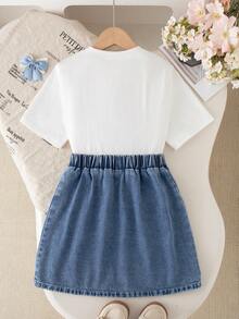 SHEIN 女童 2 件組牛仔套裝，夏季新品，少女風學院風，白色短袖 T 恤搭配中藍色水洗牛仔 A 字裙，飾有珠飾蝴蝶結，修身版型，舒適純棉面料，適合日常穿著、上學、派對與外出，可搭配白色運動鞋 - 白色 - 查看 2