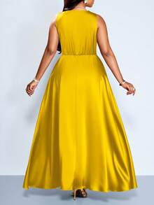 SOLERSUN Vestido de fiesta elegante para mujer de talla grande, adecuado para ocasiones importantes como fiestas de cumpleaños, temporada de graduación, té de la tarde, Acción de Gracias y temporada de bodas. Incluye escote drapeado, diseño sin mangas, cintura alta, silueta en A y largo extra largo. Hecho de material de satén/similar a la seda, perfecto para el verano. - Mostaza Amarilla - Ver 5