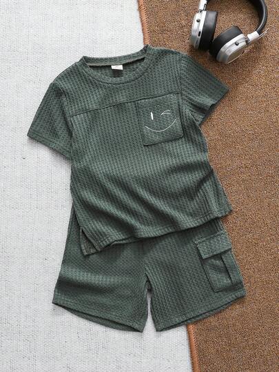 SHEIN Conjunto de 2 piezas de camiseta de manga corta y pantalones cortos de tela de gofre a rayas para niños, diseño minimalista, adecuado para uso diario, escuela, actividades al aire libre y deportes de ocio, conjunto de 2 piezas de gofre a rayas para niños, conjunto de manga corta y pantalones cortos de verano para niños