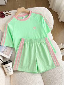 SHEIN 青少年女孩 T-Shirt 套裝，運動風，粉色與深綠色拼接短袖 T-Shirt 與短褲套裝，夏季寬鬆修身設計，輕量面料，適合日常穿著、休閒運動或穿搭 - 綠色 - 查看 4