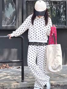 SHEIN 2件組少女甜酷波點套裝，白色底色配滿版黑色波點，短版連帽上衣附黑色蕾絲下擺，觸感柔軟，搭配下裝，休閒校園穿搭，中厚度，春秋款，開學季 - 白色 - 查看 6