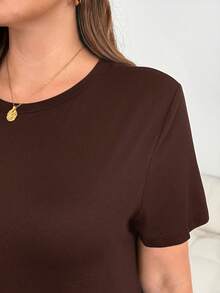 SHEIN Essnce 大尺碼女款純色圓領短袖側開衩下擺休閒洋裝 - 棕色 - 查看 6