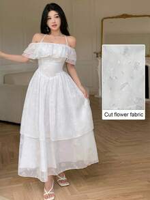 Modelyn 白色鏤空綁帶露肩荷葉邊優雅法式風夏季度假中長洋裝女款 - 白色 - 查看 4