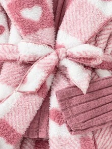 Conjunto de 3 Peças Rosa para Meninas, Camada Interna com Camiseta de Manga Longa e Calça em Malha Grossa Escovada da Mesma Cor, Camada Externa com Colete Grosso de Fleece Sem Gola. O Colete é Coberto com Padrão Xadrez de Coração Rosa e Branco, Acompanha Gravata do Mesmo Tecido, Design de Lapela Grande é Macio, Esquema de Cores Rosa Doce com Padrão de Coração, Adequado para Uso no Inverno, Quente e Confortável - Rosa chiclete - Visão 9