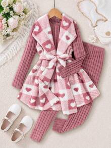 Conjunto de 3 Peças Rosa para Meninas, Camada Interna com Camiseta de Manga Longa e Calça em Malha Grossa Escovada da Mesma Cor, Camada Externa com Colete Grosso de Fleece Sem Gola. O Colete é Coberto com Padrão Xadrez de Coração Rosa e Branco, Acompanha Gravata do Mesmo Tecido, Design de Lapela Grande é Macio, Esquema de Cores Rosa Doce com Padrão de Coração, Adequado para Uso no Inverno, Quente e Confortável - Rosa chiclete - Visão 4