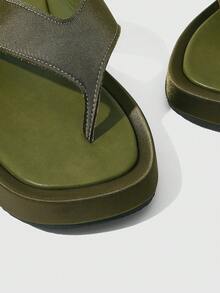 HighSole 春夏新款女款夾趾露趾厚底極簡涼鞋，柔軟舒適，適合購物、海邊度假、音樂節穿著 - 墨綠色 - 查看 4