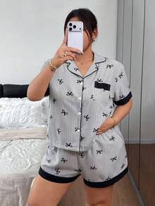 Napfluff CURVE Napfluff CURVE 灰色條紋蝴蝶結印花拼色大尺碼女款開襟翻領短袖短褲休閒睡衣套裝 - 灰色 - 查看 1