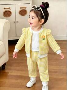 Vintaside Kids 2件組女嬰舒適時尚休閒針織條紋紋理面料立領拉鍊可愛荷葉袖設計前胸可愛花朵長袖外套搭配條紋針織長褲，時尚簡約優雅套裝，適合秋冬戶外旅行、學校及各種場合日常穿著 - 黃色 - 查看 7