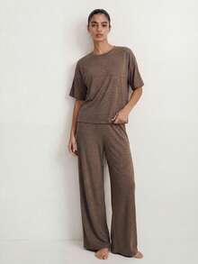 Ocili Studio Set Pakaian Santai Wanita Musim Semi/Panas Minimalis Dasar Nyaman Bergaya Longgar Warna Cokelat dengan Kaos Lengan Pendek dan Celana Panjang Lurus, Dekorasi Kancing Kerang, dan Kain Rajut Berwarna-warni - Coklat - View 4