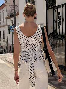 SHEIN PariChic Blusa sin mangas con lunares blancos y negros, cintura ceñida, cuello barco y lazo con volantes en la espalda - Blanco - Ver 4