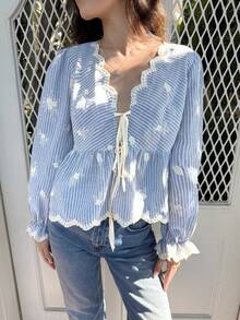 Serisse 女款休閒可愛優雅藍白條紋V領前綁帶長袖荷葉邊下擺襯衫，蕾絲扇形飾邊，秋季浪漫早午餐度假風 - 彩色 - 查看 8