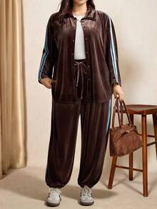 Comfylo Damen Große Größen Einfarbiger Langarm Cardigan Sweatshirt & Hose mit Verjüngtem Bein; Samt Hemdkragen Reißverschluss Cardigan + Lose Samt Tunnelzugbund Hose, Lässig, Ausgehend und Elegant Stil, mit kontrastierendem blauem Webband an der Seite, Zweiteiler. Damen Große Größen Lässig Zweiteiler: Brauner Samt Oberteil und Braune Hose; Modischer Brauner Zweiteiler - Braun - Übersicht 2